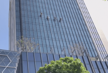 Vệ sinh kính nhà cao tầng tại Đồng Nai – Sạch & Xanh