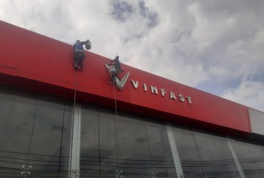 Vệ sinh bảng hiệu showroom Vinfast
